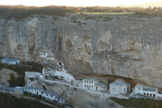 Вид с плато Чуфут Кале на Успенский монастырь