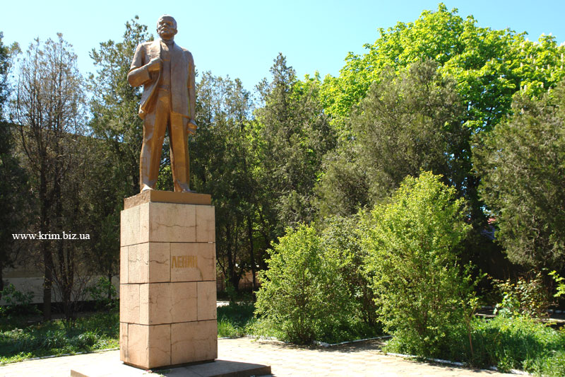 Памятник Ленину в поселке Николаевка
