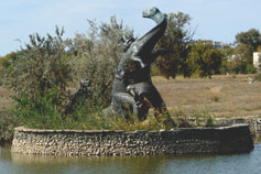 Саки. Курортный парк скульптурная композиция Динозавры бронтозавры