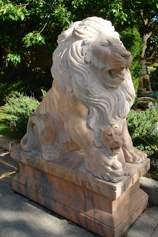 Крым. Белогорск. Парк Тайган. Скульптура льва с львёнком из травертина