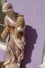 Крым. Белогорск. Парк Тайган. Мраморная скульптура девушки со снопами