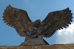Крым. Белогорск. Парк Тайган. Базальтовая скульптура парящего орла