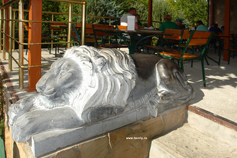 Крым. Белогорск. Парк Тайган. Базальтовая скульптура спящего льва